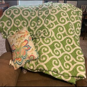 Full size reversible comforter. Beautiful colors!